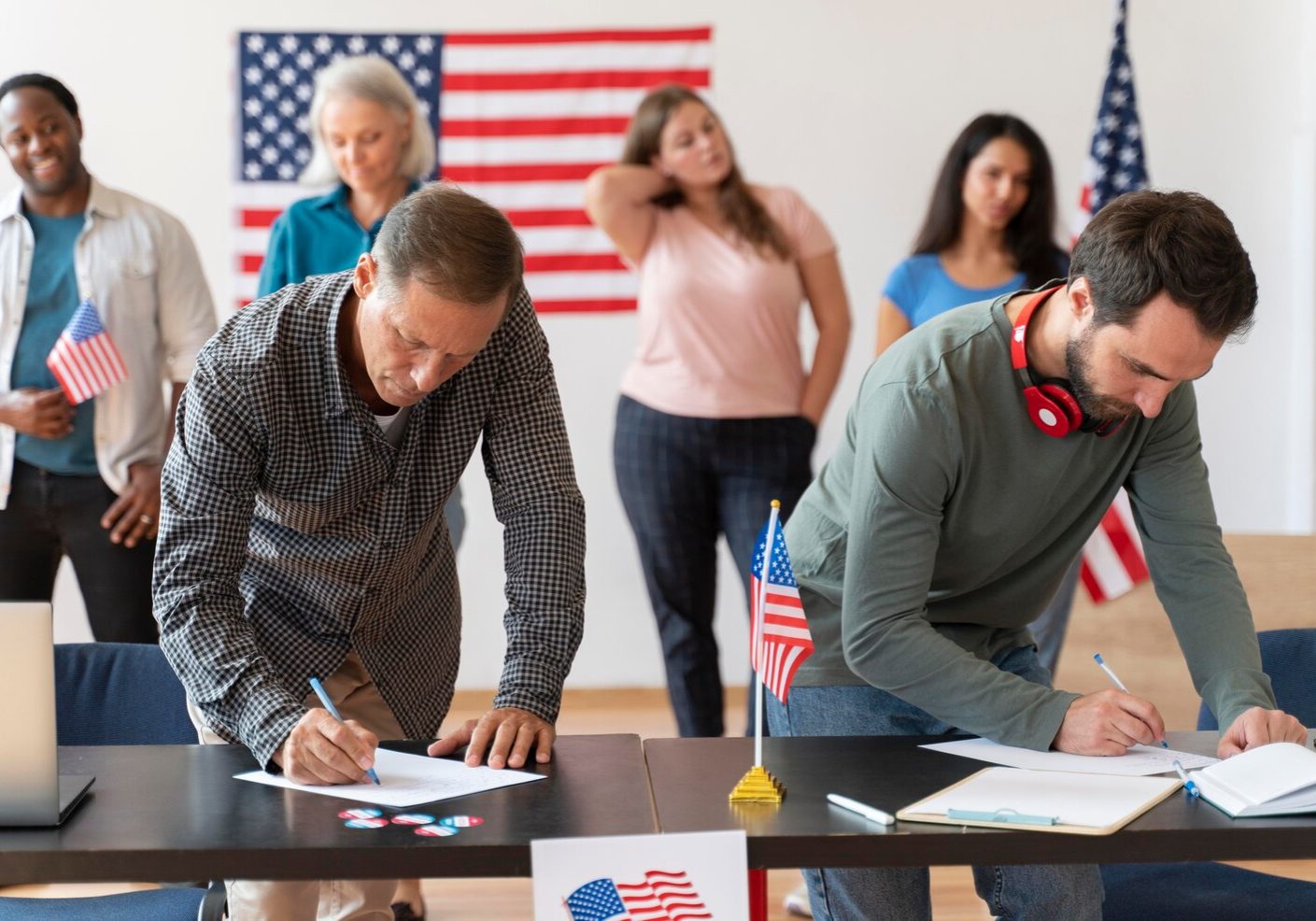 people-registering-vote-united-states_23-2149096717